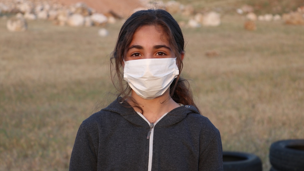 Çocuklardan 13 yaşındaki Nursen Oysal, Covid-19 sürecindeki kısıtlamada evde sıkıldıklarını söyledi.