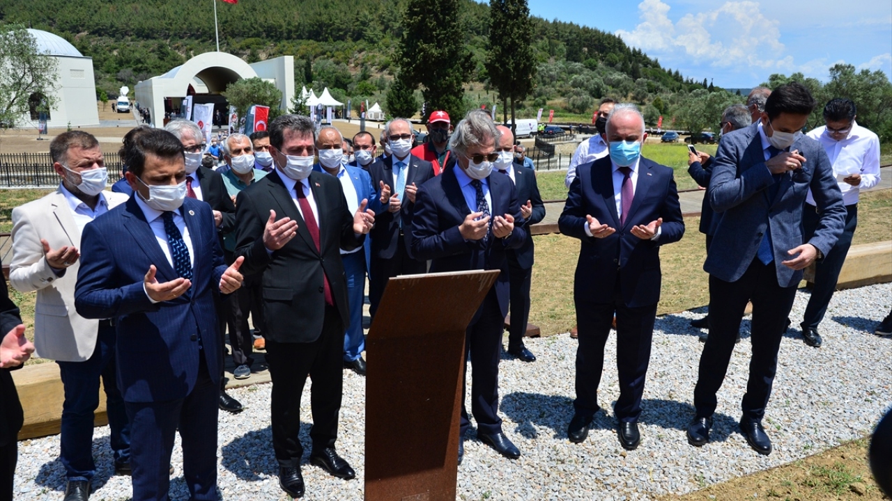 Türk Kızılay`ın 152. yıl dönümü kapsamında gerçekleştirilen törende, tarihteki adıyla Hilal-i Ahmer Cemiyeti`nin cephede yaptığı fedakarlıkları anlatan "İki Hilal, Tek İstikbal" başlıklı sergi de katılımcıların beğenisine sunuldu.