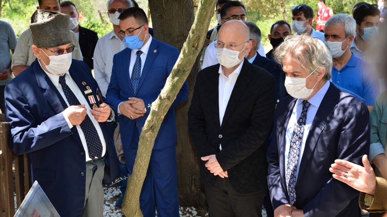 Çanakkale Savaşlarının kahramanlarından biri olarak gösterilen Safranbolulu Mehmet Çavuş`un mezarının da ziyaret edildiği program kapsamında ayrıca "İki Hilal Tek İstikbal" paneli gerçekleştirildi.