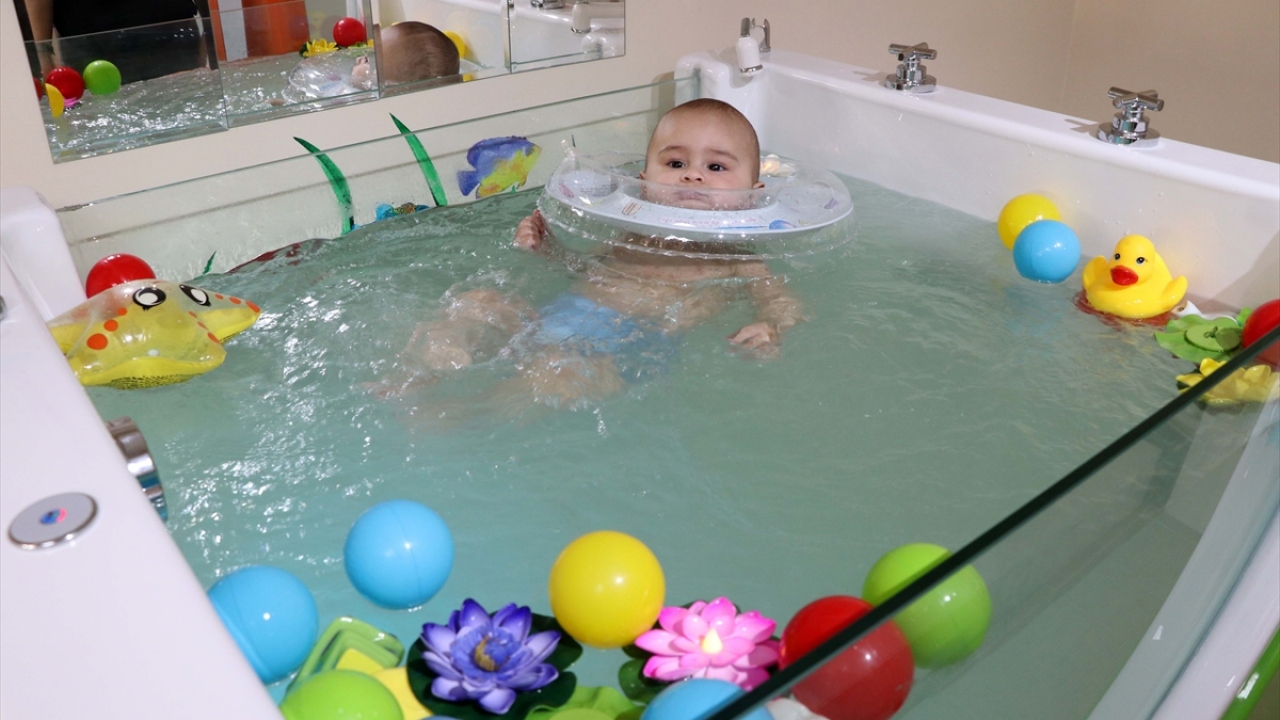 Randevu sistemiyle çalışılan merkezde jakuzilerin suları her bebek için özel dolduruluyor.