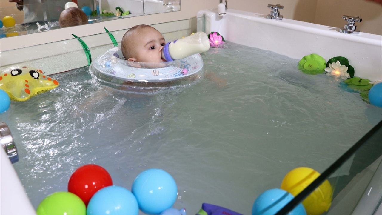 Her bebekten sonra havuz ve burada kullanılan oyuncak gibi ürünler de dahil kimyasal içermeyen dezenfektanlarla temizleniyor. 