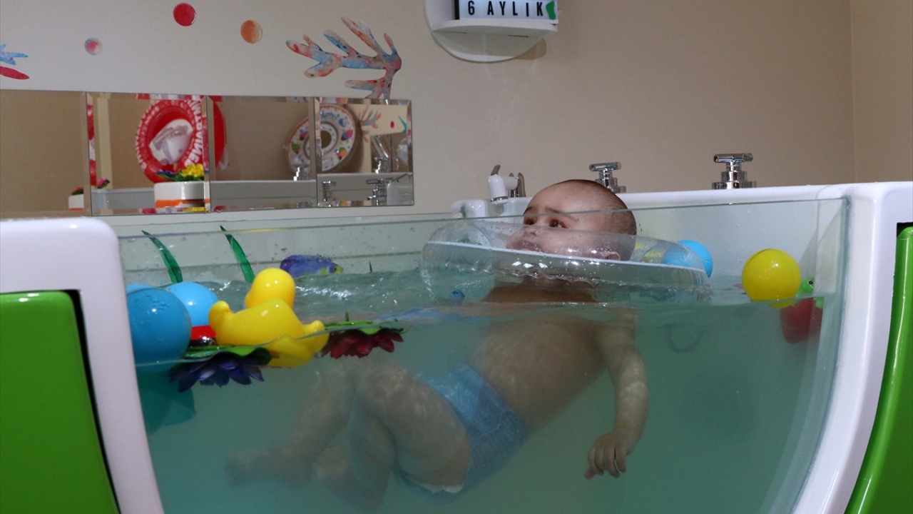 Her seans arası en az 1 saat boşluk olan merkez, Sağlık Bakanlığı onaylı dezenfektanla temizlenip bir sonraki aile için hazır hale getiriliyor. Maske kullanımının bir süre zorunlu olduğu merkezde bebekler sadece anne ve babalarıyla kabul edilecek.