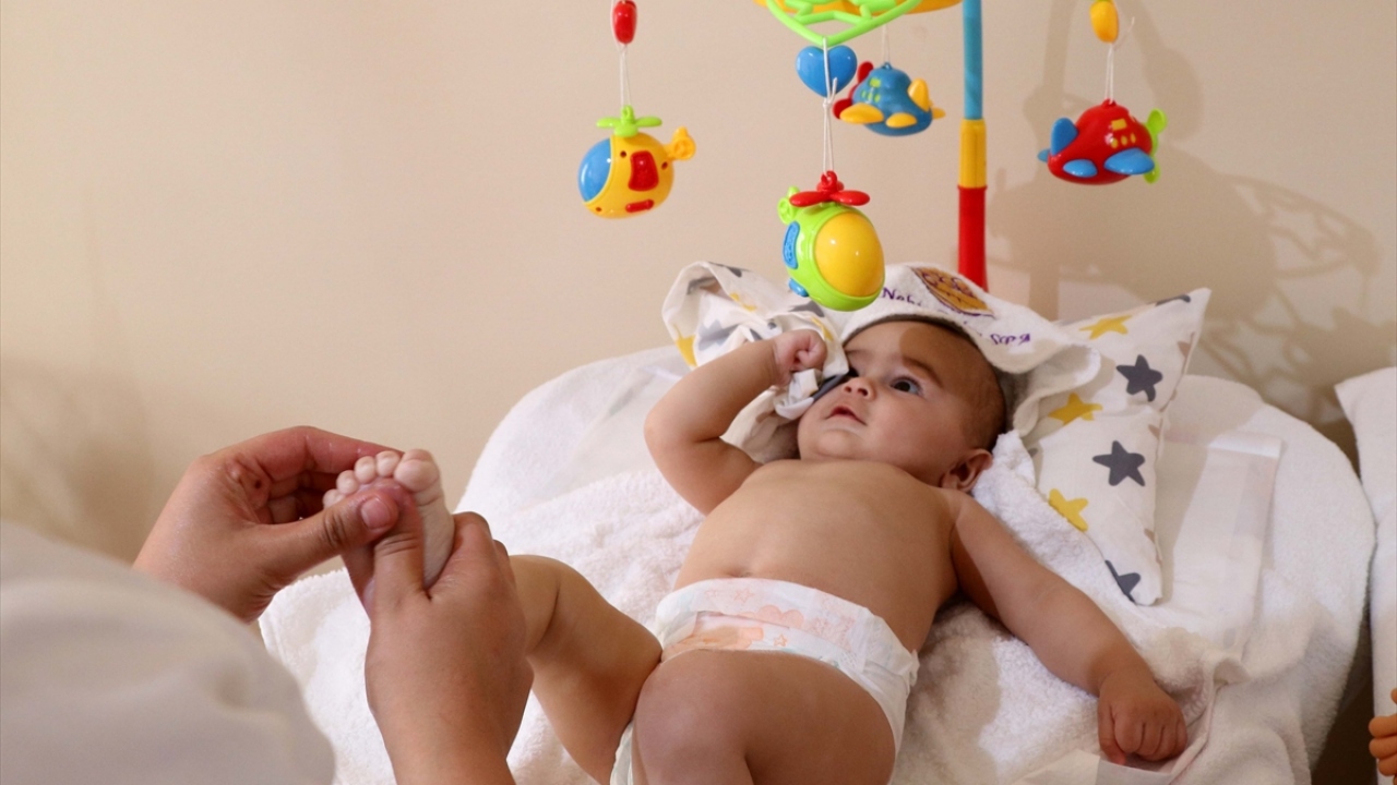 Yaklaşık 1,5 saat süren seanslarla bebeklerin sindirim problemi, su korkusu ve gaz gibi sorunlarının çözülmesi, kas ve iskelet sistemlerinin güçlendirilmesi amaçlanıyor. 