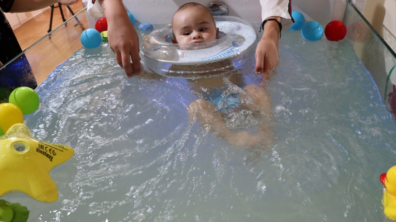 Avrupa standartlarında bir sistemle çalışmaya başladığını aktaran Gümüş, "İsveçli bir hocadan yalnızca bebeklere özel masaj eğitimi aldım. Eğitimlerimi alarak bu iş yerini açtım." dedi.