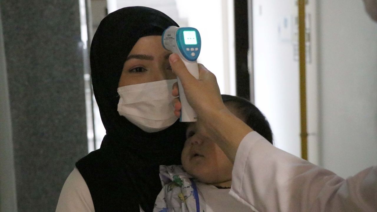 Bebeklere kendisinin değil, anne ya da babaların masaj yaptığını dile getiren Gümüş, "Masajı maket bebeğimin üzerinde gösteriyorum ve anne veya babanın yapmasını sağlıyorum. Masajda ebeveyn ile bebek arasındaki bağ çok önemli." dedi. 