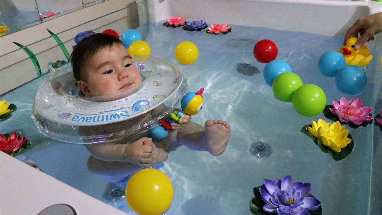 Merkeze gelen ailelerin maske takmasının zorunlu olduğunu, bu noktada tedbirler aldıklarını aktaran Gümüş,  bebekler için kullandıkları ürünlerin de Sağlık Bakanlığı onaylı olduğunu sözlerine ekledi.