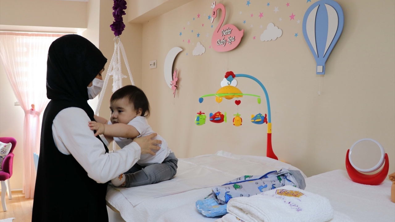 Dokuz aylık bebeğini merkeze getiren Ayşe Bilen de bu tarz merkezlerin bebeklere faydaları olduğunu araştırarak öğrendiğini söyledi.