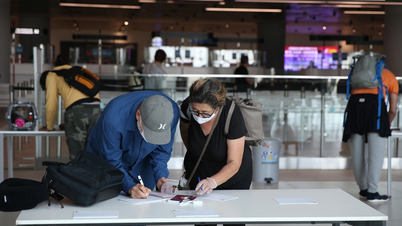 Hijyen görevlileri, yolcuları, form doldururken sosyal mesafe kuralına uymaları konusunda zaman zaman uyardı.