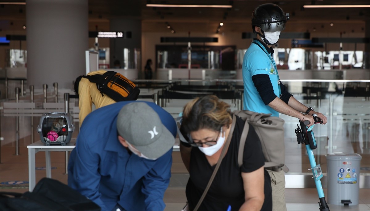 Uçakta bulunan Türk vatandaşları otobüslerle terminale taşındı. Burada yolcuların ateşi, hijyen görevlilerinin giydiği akıllı kasklarla ölçüldü.