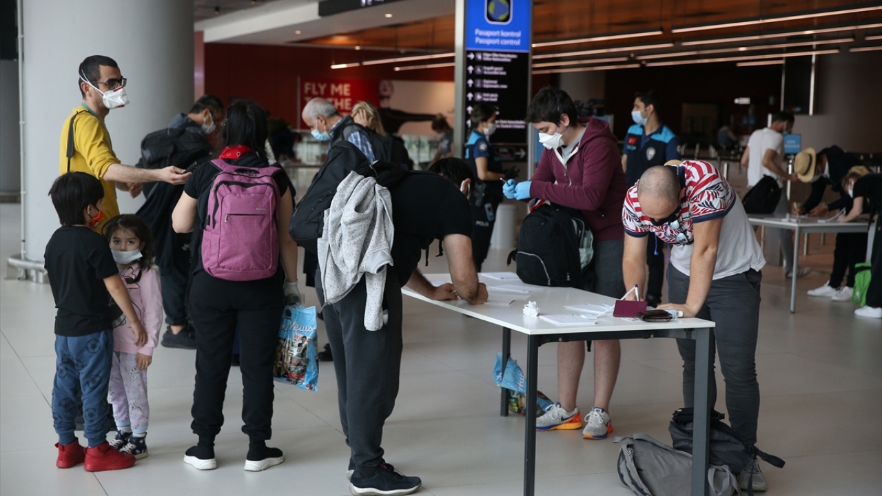 Pasaport işlemlerini tamamlayan yolcular, bagajlarını alarak havalimanından ayrıldı.