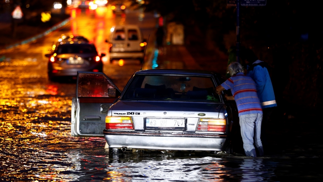 Başkentte aniden bastıran yağmur, kısa sürede cadde ve sokaklarda su birikintilerine yol açtı, sürücü ve yayalar zor anlar yaşadı.