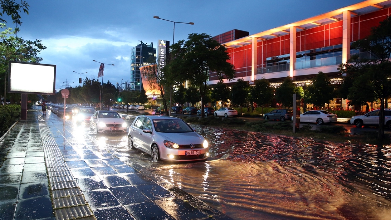 Özellikle Keçiören ve Yenimahalle ilçelerinde etkili olan sağanak nedeniyle bazı ev ve iş yerlerini su bastı. Bazı alt geçitlerde rögarların tıkanması yüzünden araçlar mahsur kaldı. 