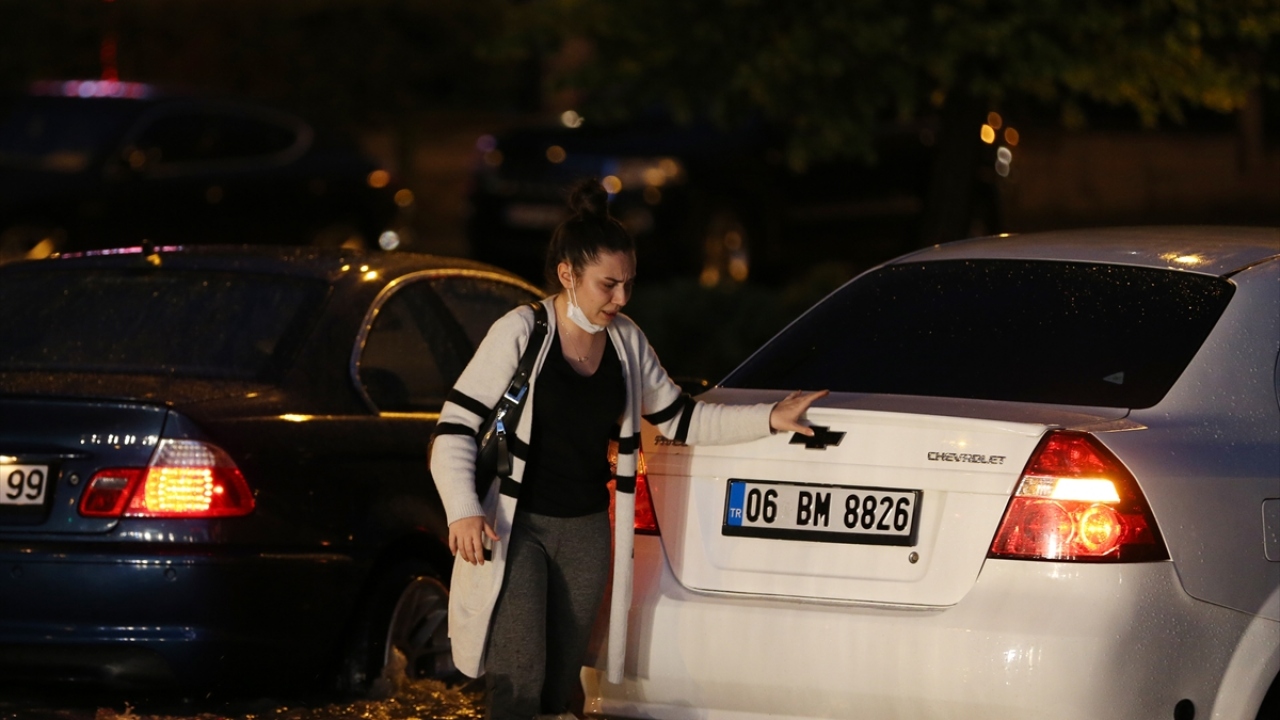 Mahsur kalan araçlardan bazılarını kurtaran ekipler, çalışmalarını sürdürüyor.