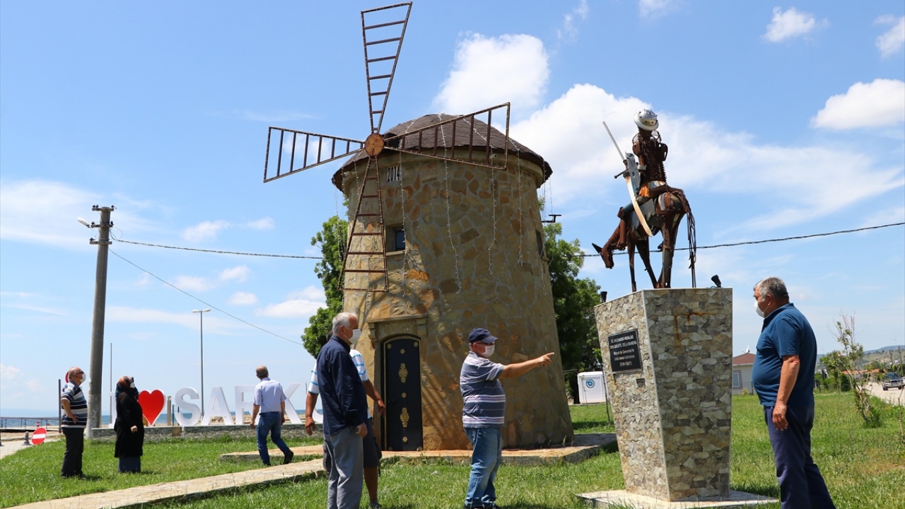 Emekli resim öğretmeni 72 yaşındaki Ahmet Eser Köprülü, ilçede 2013`ten bu yana iki yılda bir sanat çalıştayları düzenliyor. 