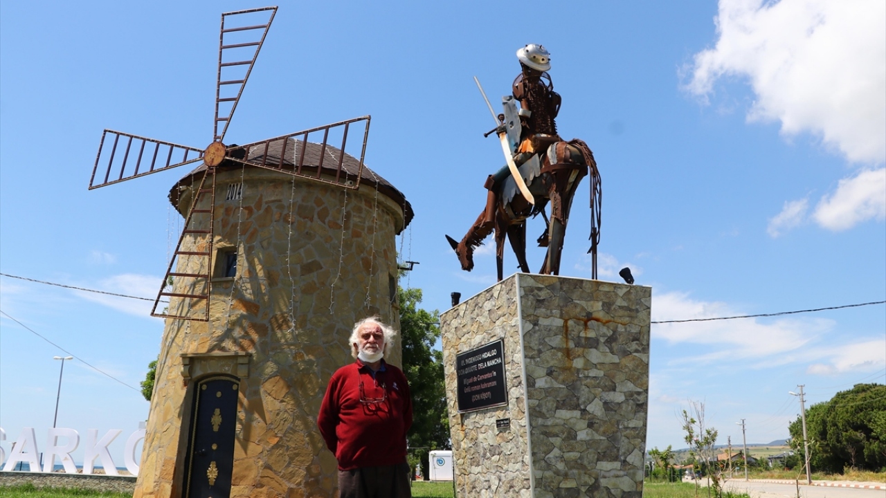 Vatandaşların buluşma noktası haline gelen yel değirmeni ve Don Kişot heykeli ilçeyi ziyaret edenlerin de ilgisini çekiyor. 