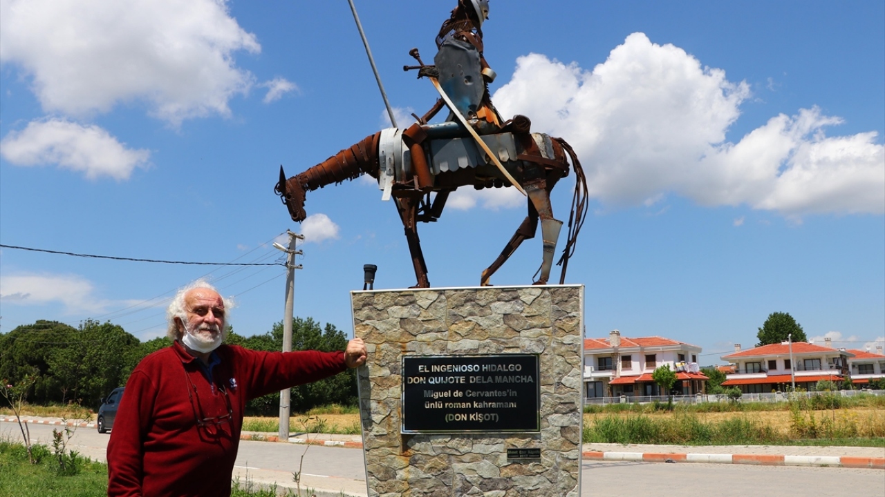 Köprülü, yaptığı açıklamada, heykel ve değirmenin ilçenin sembolü haline geldiğini söyledi. 