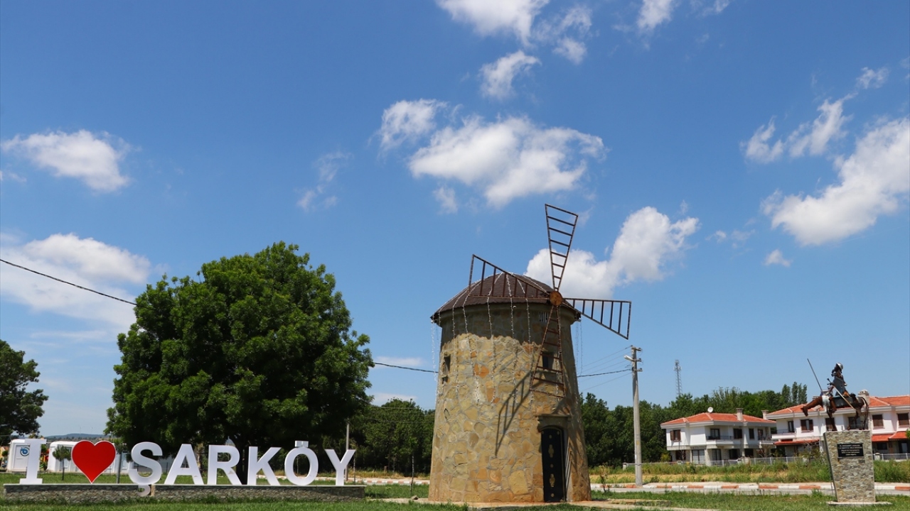 İlçe sakinlerinden Ayhan Coşkun ise Şarköy`e gelenlerin mutlaka değirmen ve heykeli ziyaret ederek fotoğraf çektirdiklerini anlattı. 