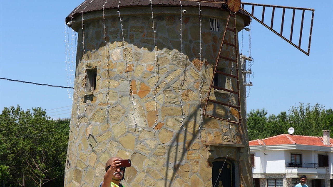 İlçe sakinlerinden Süleyman Güler ise değirmen ve heykeli çok sevdiğini, günün belirli saatlerinde bisikletle gelerek burada zaman geçirdiğini söyledi. 