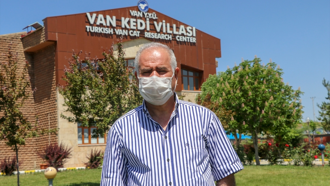 YYÜ Van Kedisi Araştırma Merkezi Müdürü Prof. Dr. Abdullah Kaya, merkezde Covid-19 tedbirleri kapsamında tüm önlemlerin alındığını söyledi.