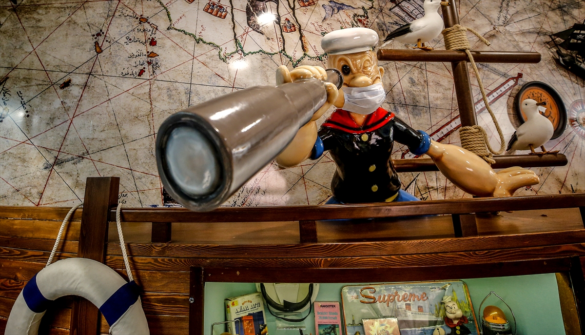 Antalya`da yerli ve yabancı turistlerin ziyaret ettiği Anadolu Oyuncak Müzesi`ndeki oyuncak figürlerine, farkındalık oluşturmak amacıyla maske takıldı. 