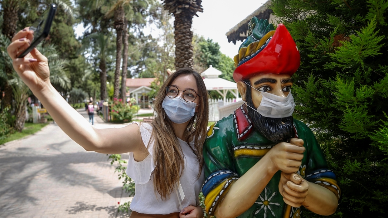 Farklı temalarda 15 salonda ve koridorlarında 10 vitrinde sergilenen oyuncaklar, ziyaretçilerine nostalji yaşatıyor.