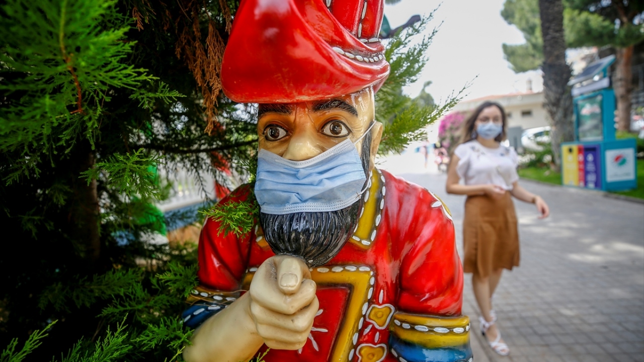 Yaklaşık 8 bin objenin sergilendiği müze, Antalyaspor köşesiyle başlıyor. 