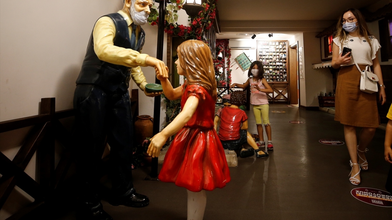 Yeni tip koronavirüs (Covid-19) tedbirlerinin de alındığı müzede, sosyal farkındalık çalışması başlatıldı. Özellikle çocuklara Covid-19 tedbirlerine dikkati çekmek için oyuncaklara maske takıldı.