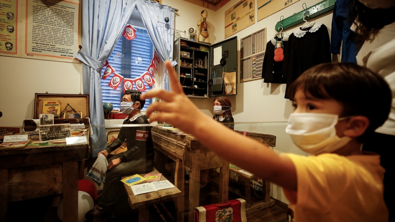 Aralarında ıspanak yiyerek güçlendiği vurgusu yapılan film karakteri Temel Reis ve Hacivat, Karagöz gibi oyuncak figürler, maskeli olarak ziyaretçilerini karşılıyor. 