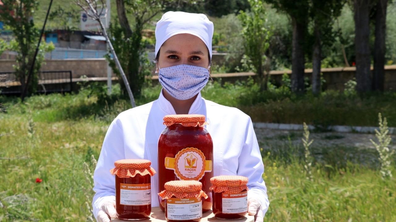 Organik tarım alanlarını zamanla artırdıklarını vurgulayan Bekyürek, şu anda 50 üreticiyle 950 dekar alanda üretim gerçekleştirdiklerini dile getirdi.