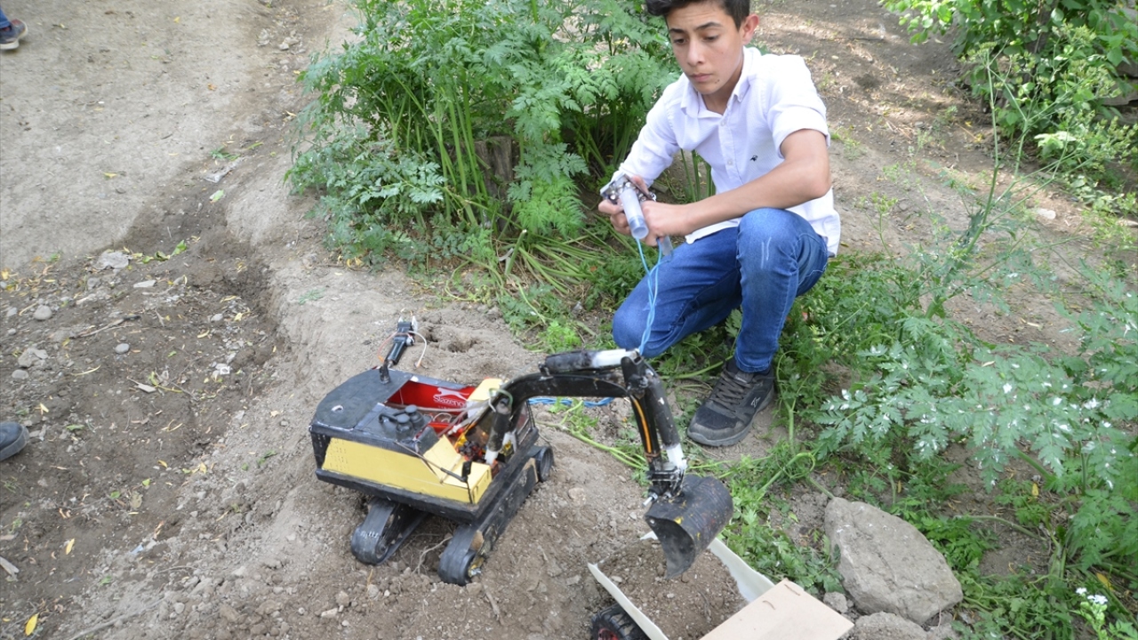 Çevresinden işine yarayabilecek malzemeleri toplayan Atilla, 10 gün süren çalışmanın ardından iş makinesi maketini tamamladı.