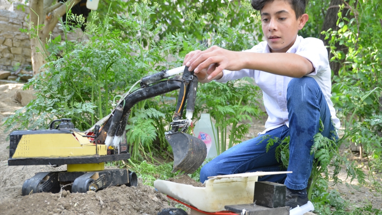 Atilla, yaptığı açıklamada, geçen yıl köylerinde yapılan yol çalışmalarını izlerken iş makinelerinin ilgisini çektiğini söyledi.