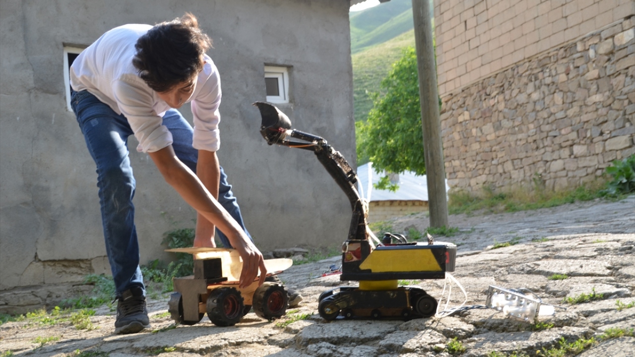 İlçenin Onbaşılar köyü Ağılcık mezarasında yaşayan lise öğrencisi Atilla, hurda malzemeleri değerlendirerek iş makinesi maketi yapmaya karar verdi.