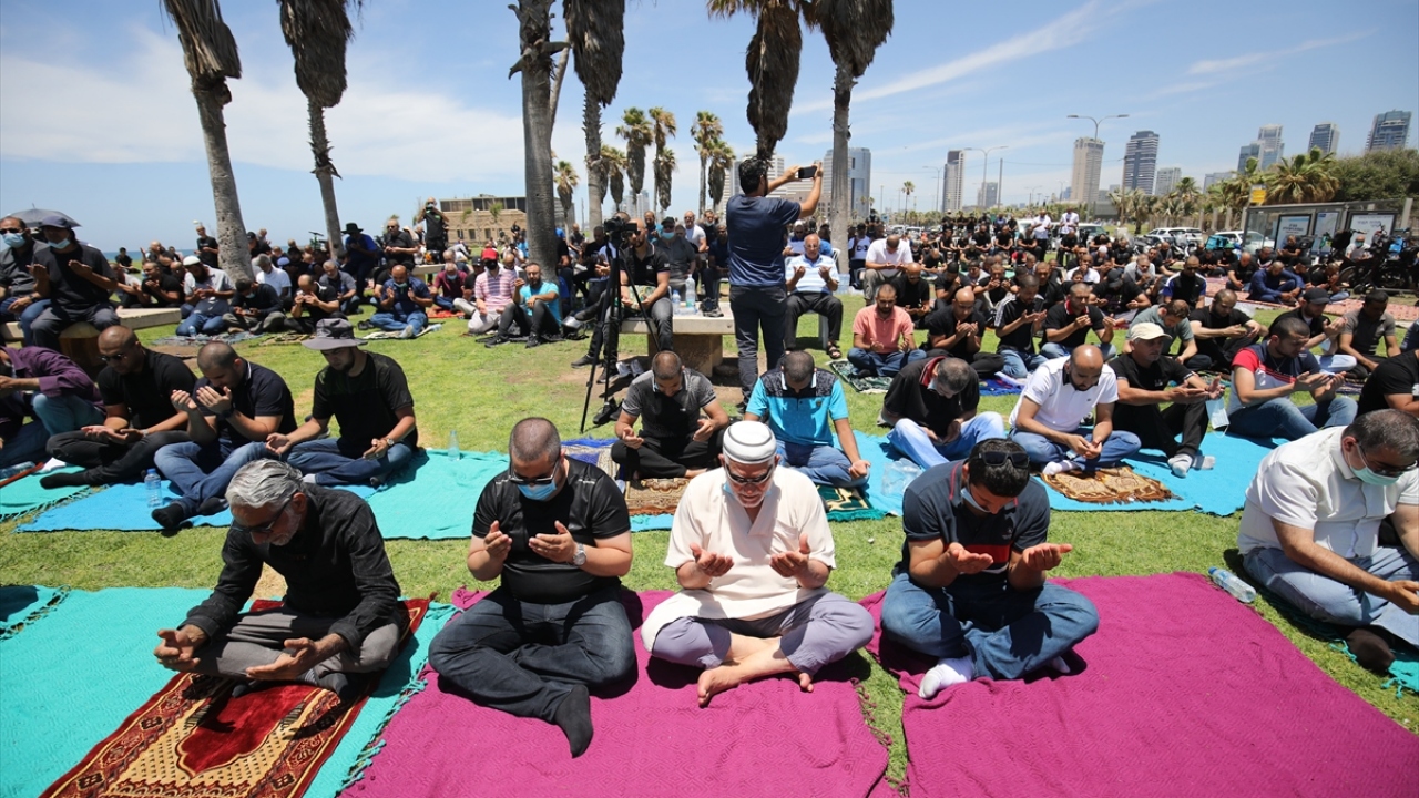Yafa’daki protesto gösterisi öncesi mezarlığın çevresindeki açık alanda cuma namazı için saf tutuldu. Namazı, Mescid-i Aksa İmam Hatibi Şeyh İkrime Sabri kıldırdı.