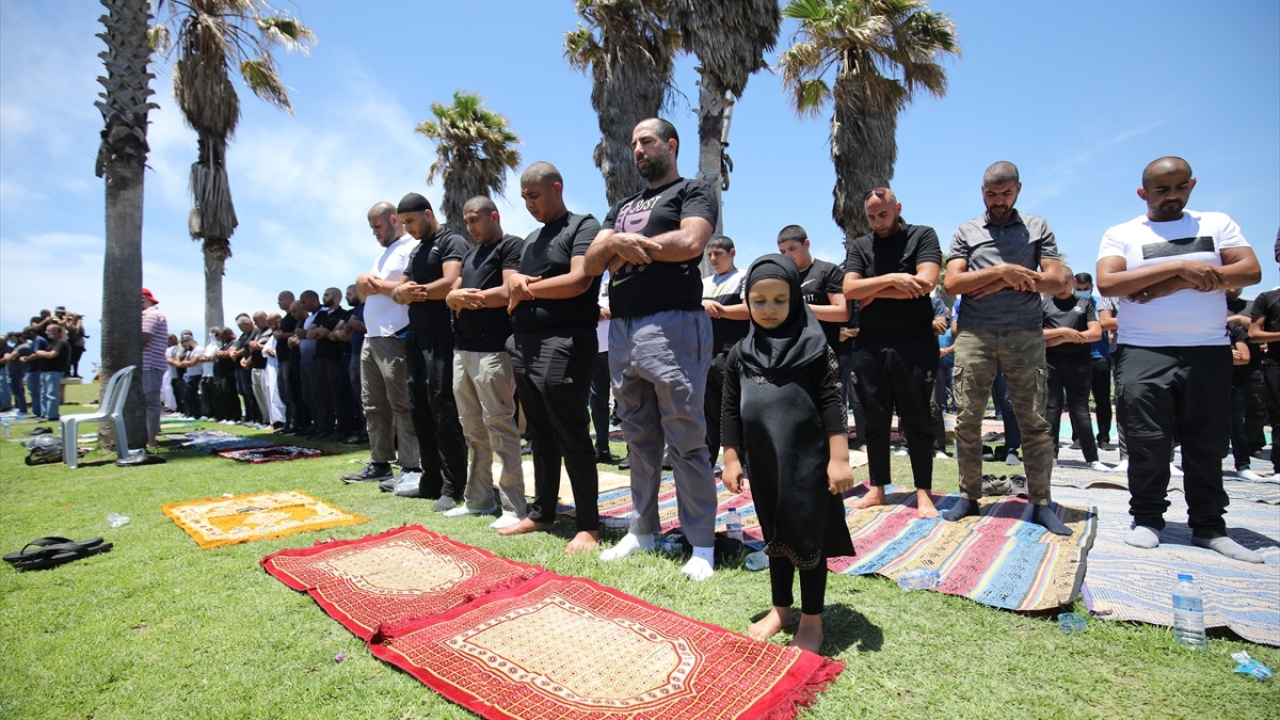 İsrail polisinin yoğun güvenlik önlemleri aldığı alandaki İsrail vatandaşı onlarca Filistinli, cuma namazı sonrası Yafa kent merkezine doğru yürüyüşe geçerek Müslüman mezarlığının yıkılmasını protesto etti. 