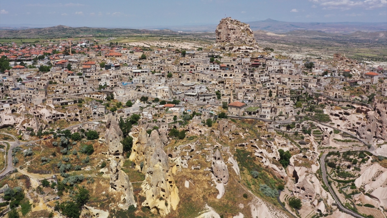 Uçhisar Belediye Başkanı Osman Süslü, milattan önce 2. yüzyılda Roma döneminde oyularak içine çok sayıda oda ve mahzen yapılan tarihi kaleyi gezmek isteyen sağlık çalışanlarından ücret alınmayacağını belirtti.