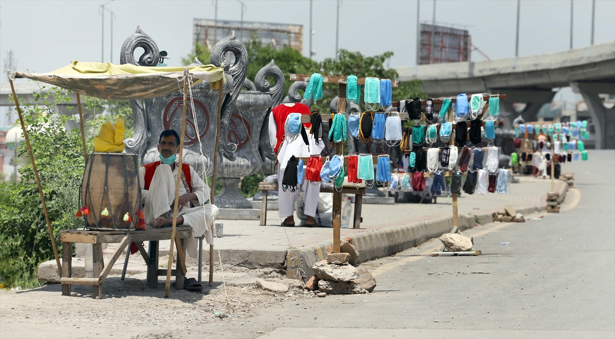 Sağlık Bakanlığından yapılan açıklamaya göre, ülkede son 24 saatte 107 kişinin daha virüs nedeniyle hayatını kaybetmesi sonucunda ölü sayısı 2 bin 463`e yükseldi. 