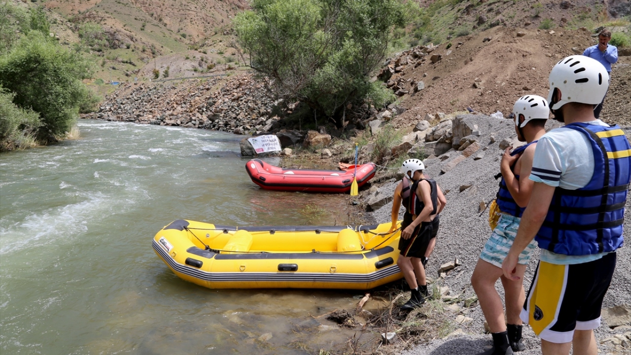 Lisanslı sporcular eşliğinde rafting keyfi