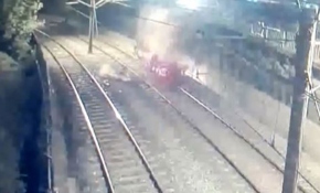 Otomobilin raylara düştüğü kazanın görüntüleri ortaya çıktı