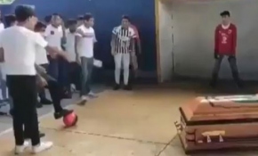 Meksikalı futbolcu son golünü tabutu ile attı
