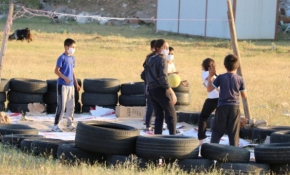 Bakan Kasapoğlu'ndan voleybol oynayan Siirtli çocuklara tesis müjdesi