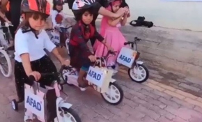 İdlibli yetimlerin bisiklet sevinci