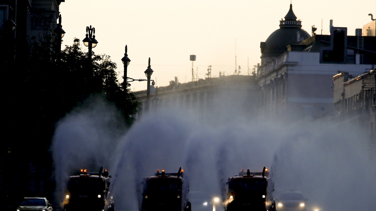 Prova öncesi Moskova Belediyesi ekipleri Tverskoye Bulvarında dezenfekte çalışması yaptı.