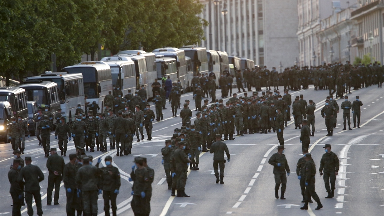 Askerlerin Covid-19 tedbirleri kapsamında medikal eldiven ve maske kullandığı görüldü.
