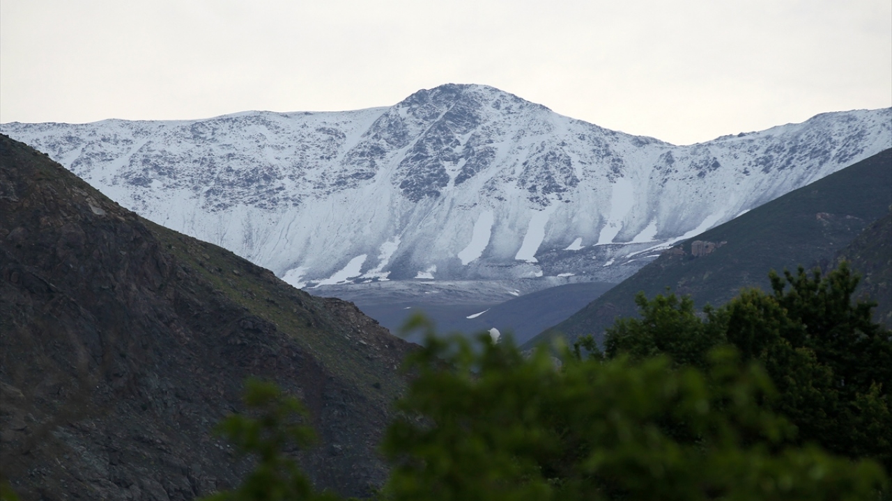 Üzümlü ilçesinde bulunan 3 bin 549 metre yüksekliğindeki Esence Dağı`nın haziran ayında beyaza bürünmesi görenleri şaşırttı.