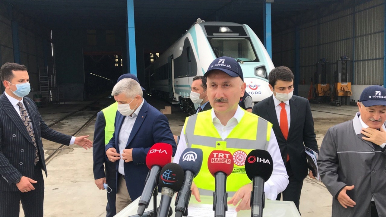 Bakan Karaismailoğlu, "(Milli elektrikli tren) 30 Ağustos`ta burada (Sakarya-TÜVASAŞ) tören yapıp inşallah ray ve yol testlerini yapmaya başlayacağız. Akabinde de inşallah yıl bitmeden işletmeye alıp yolcu taşımaya başlayacağız." dedi.