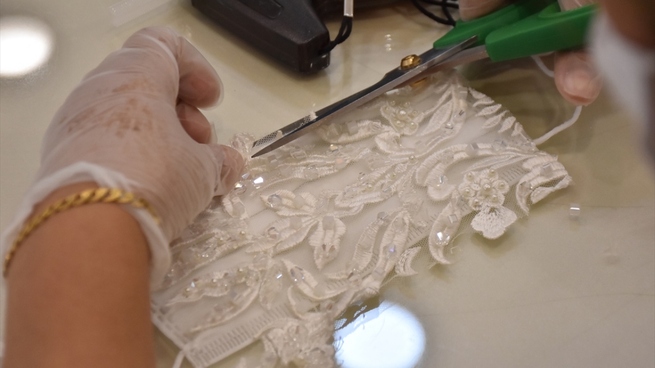 Covid-19`dan korunmak için hayati önem taşıyan maskelerinden, düğün ve nikah töreni sırasında da ayrılmak istemeyen çiftler, cerrahi maskelerini gelinliğin kumaşıyla süsleyerek farklı bir tarz oluşturuyor.