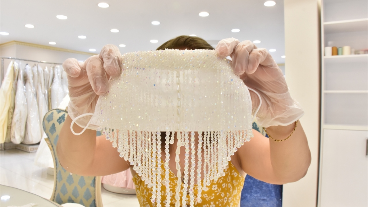 Düğünlerin 1 Temmuz itibarıyla başlaması yönünde hazırlıklarının sürdüğünü, bu süreçte verilen siparişleri yetiştirmeye çalıştıklarını anlatan Aslan, şöyle konuştu: