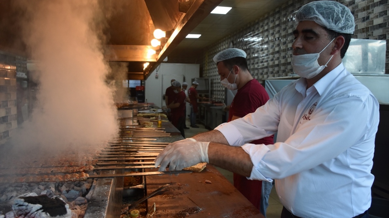 Tescilli lezzet Adana kebabı ve ızgara ürünleriyle meşhur kentte, lokanta ve restoran işletmecileri normalleşme adımlarıyla yeniden umutlandı.