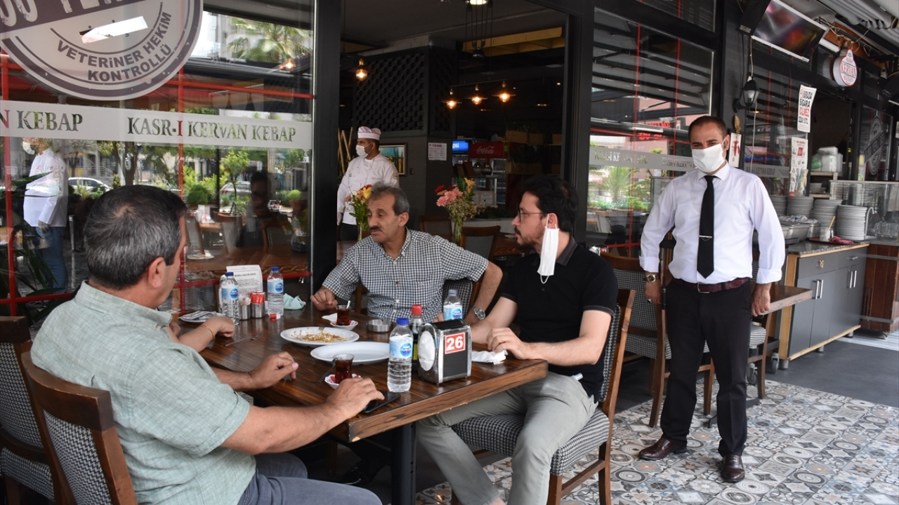 Covid-19 salgını sürecinde, sadece paket servis sistemiyle çalışan işletmeler, 1 Haziran`da iş yerlerinin saat 22.00`ye kadar açık kalması, 9 Haziran`da da bunun 00.00`a kadar uzatılmasına yönelik kararın açıklanmasını memnuniyetle karşıladı.