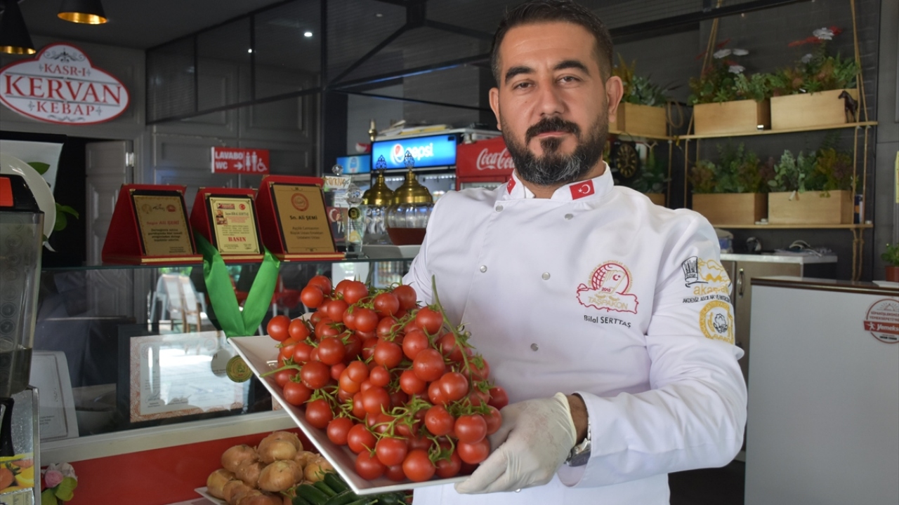 Tüm Restoranlar ve Turizmciler Derneği Adana Şube Başkanı Biral Serttaş, Türkiye ve dünyanın Covid-19 nedeniyle zor bir süreçten geçtiğini söyledi. 